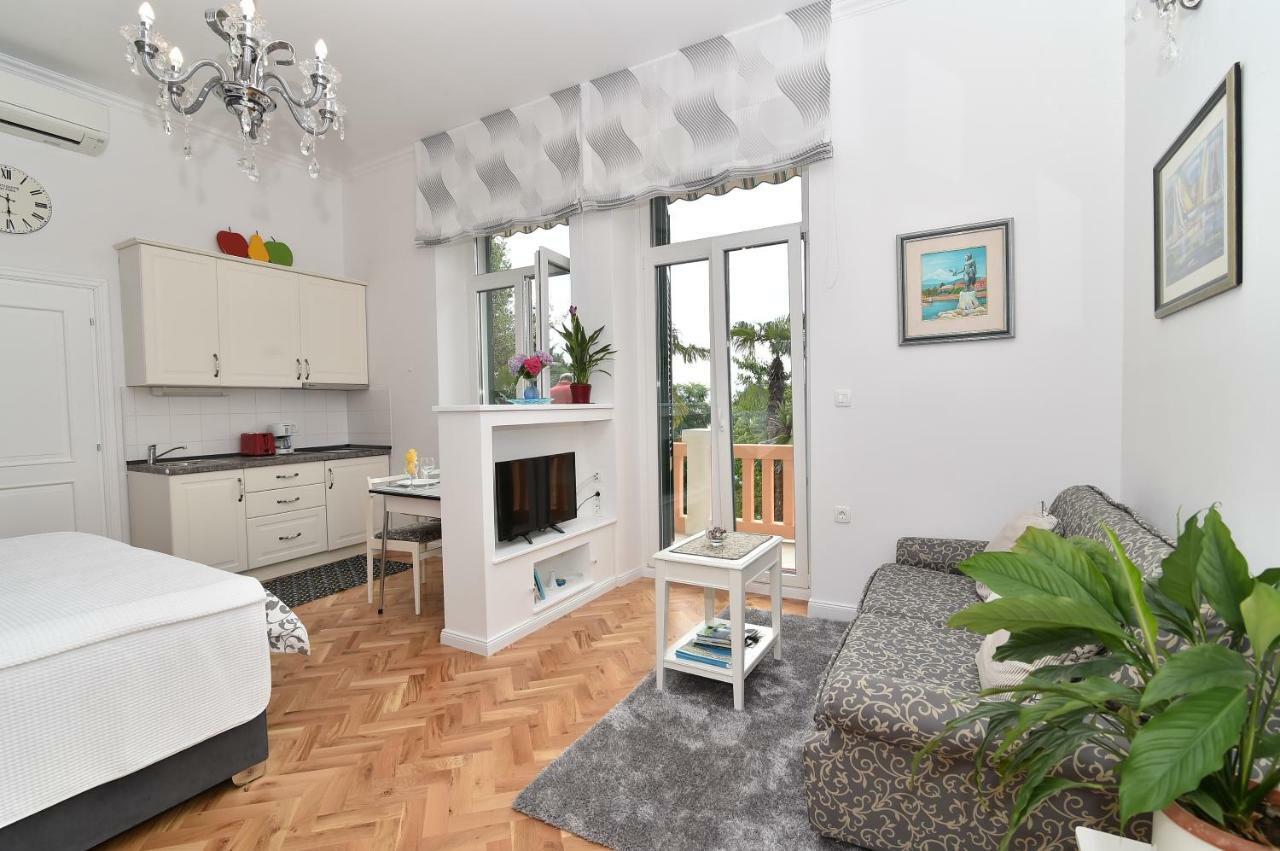 Salus, Maruna Apartmán *
