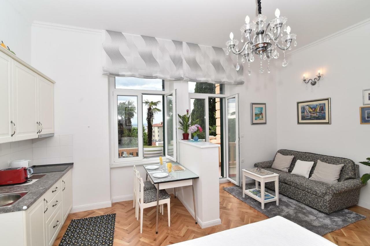 Salus, Maruna Apartment