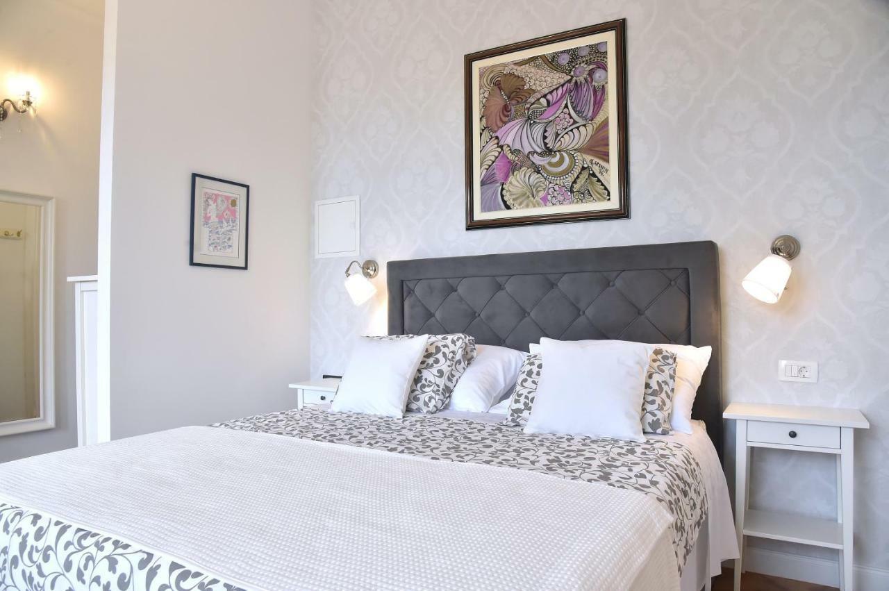 Salus, Maruna Apartment