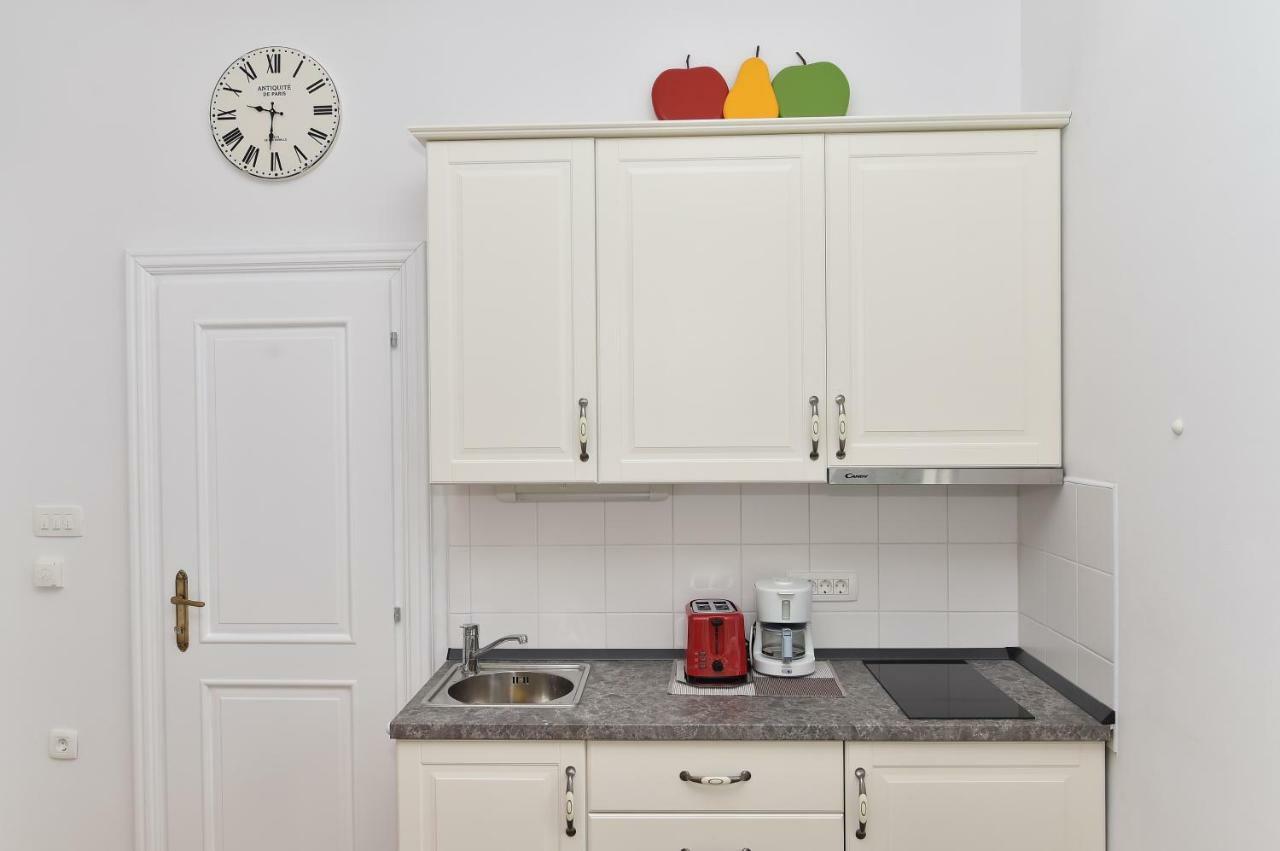 Apartment Salus, Maruna *