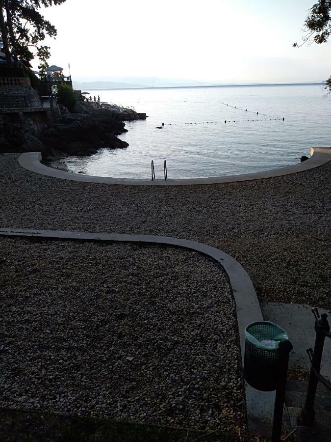 Salus, Maruna *